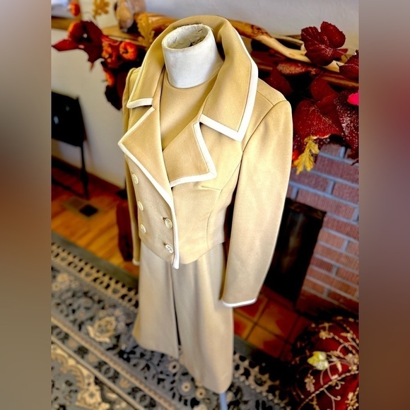 CAMEL WOOL JACKET AND PLEATED SKIRTS SET WITH MILITARY BUTTON DETAILING - Picture 5 of 7